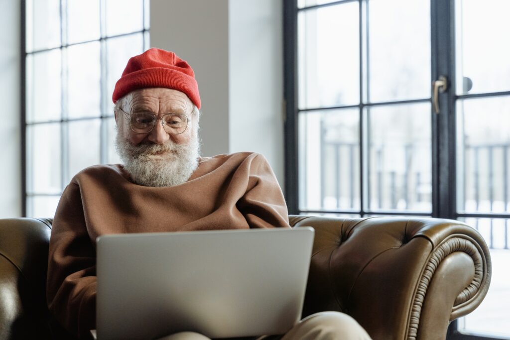 Computer für Senioren: So findest du den besten Laptop für ältere Menschen!